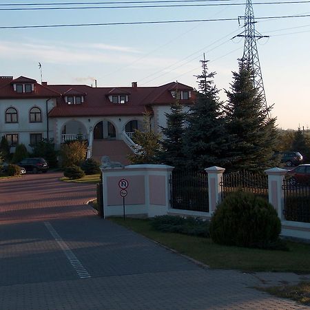 Pod Lwami Hotel Błonie Eksteriør billede