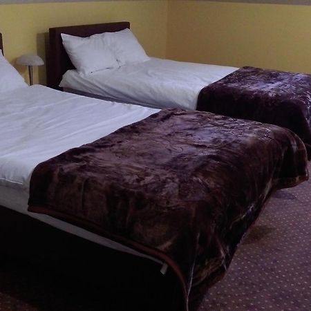 Pod Lwami Hotel Błonie Eksteriør billede